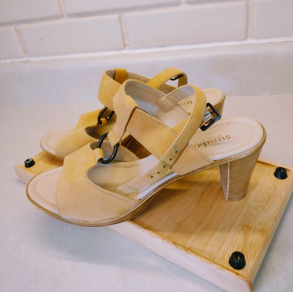 SUNDANCE LIGHT YELLOW SUEDE MADE IN ITALY CHUNKY HEEL SANDALS WOMEN'S SIZE 8 - Picture 2 of 11